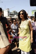 Shilpa Shetty snapped at Siddhivinayak in Dadar, Mumbai on 22nd March 2011 (10).JPG